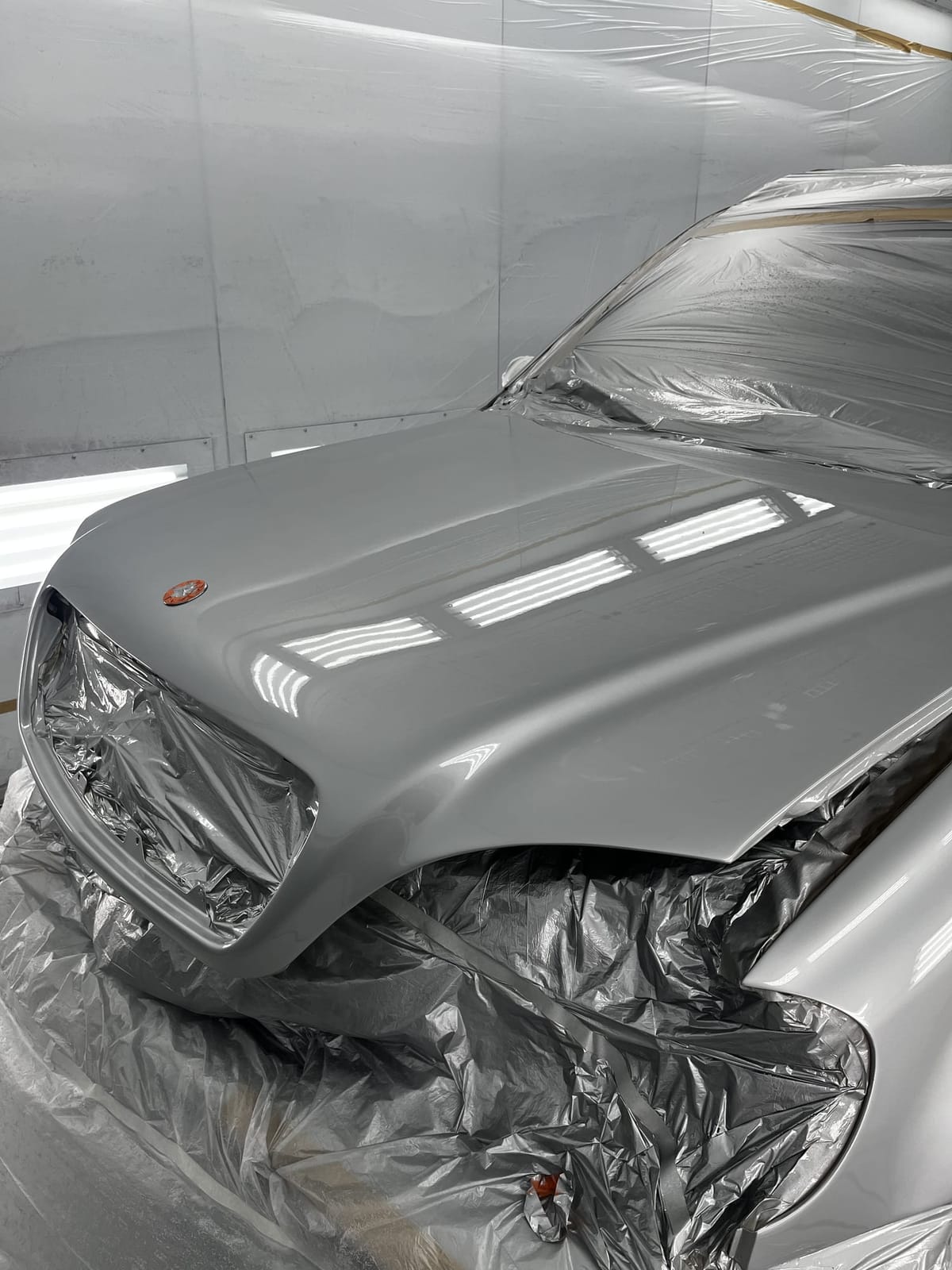 Mercedes en la cabina de pintura